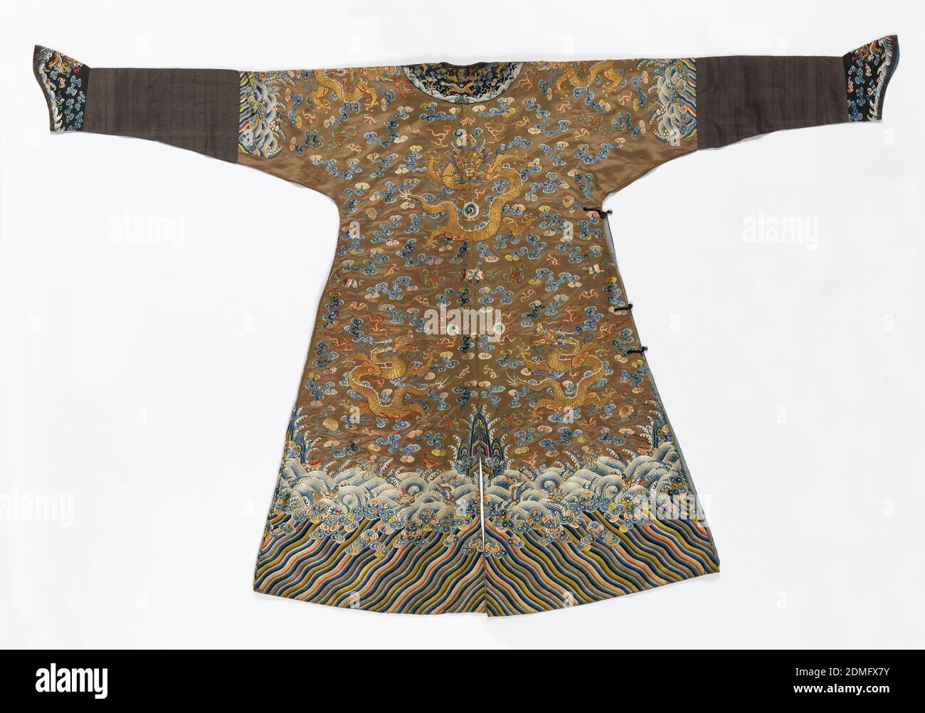 Abito da uomo, Medio: Seta, filati metallici tecnica: Ricamato su tessitura satinata etichetta: Raso di seta ricamato con seta e filati metallici, Long Robs di raso marrone ricamato in seta colorata e filati metallici. Maniche lunghe di taffeta nera con polsini ricamati per calzature a cavallo. Chiusura frontale diagonale con banda di raso nero ricamato in seta colorata. Tre draghi a 5 punte sul davanti, lavorati in oro con fiamme di seta rossa. Sfondo di bande nuvolose in colori, intervallate da simboli auspucili come pipistrelli, pony, swastika, perle fiammeggianti, loto, barattolo, pesce. Confine delle onde profonde in basso., Cina Foto Stock