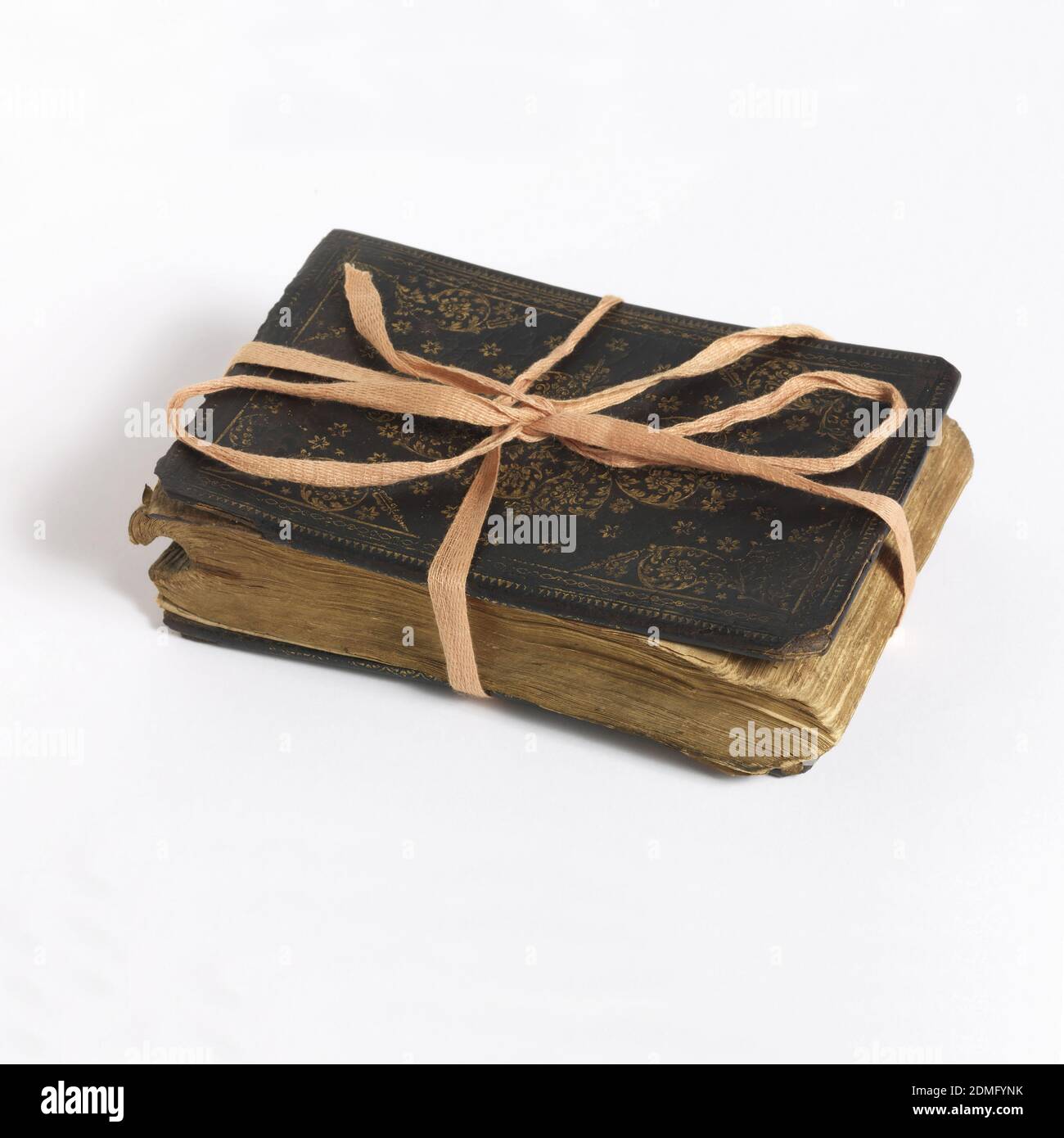 Album Autograph con illustrazioni, varie, legatura in pelle dorata, pennello e gouache su carta a fogli, rilegatura in pelle marrone con decorazione dorata a motivi floreali curvi. 410 foglie con scritti e alcuni disegni dei più celebri teologi e artisti di Augusta dell'epoca., Germania, XVIII secolo, effimera, Album, Album Foto Stock