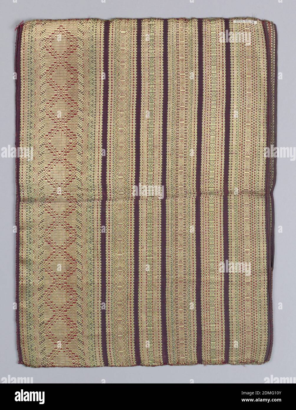 Tessuto, medio: Seta, filo metallico dorato tecnica: Tessitura composita, due pezzi cuciti insieme possibilmente per l'uso come sacchetto o sacchetto. Terra di seta viola striata orizzontalmente in viola, rosso e verde. Il filo metallico oro crea figure geometriche in trama extra su queste strisce., India, 19 ° secolo, tessuti tessuti, tessile Foto Stock