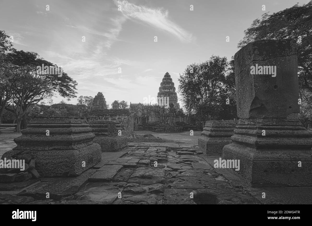 Paesaggio bianco e nero del Parco storico di Phimai. Punto di riferimento di Nakhon Ratchasima, Thailandia. Destinazioni di viaggio. Il sito storico è antico. Antico Foto Stock