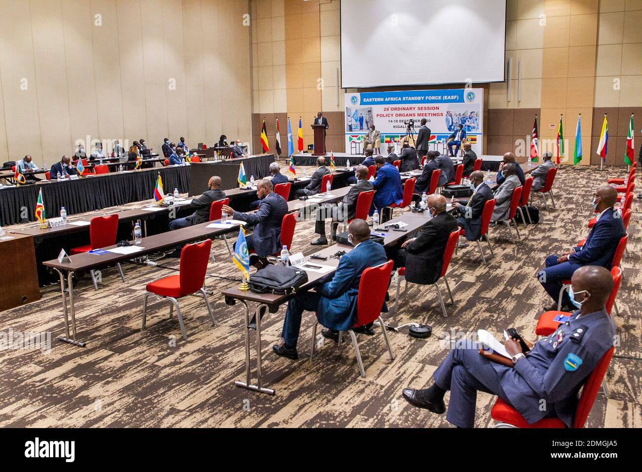 Kigali, Ruanda. 16 Dic 2020. Gli ospiti partecipano all'incontro dei capi della Difesa e sicurezza dell'Africa Orientale (EASF) a Kigali, Ruanda, il 16 dicembre 2020. Mercoledì a Kigali si è aperto a Kigali l'incontro dei Capi della Difesa e della sicurezza dell'Africa Orientale (EASF), nell'ambito della ventottesima sessione ordinaria delle riunioni degli organi della Politica EASF. Credit: Cyril Ndegeya/Xinhua/Alamy Live News Foto Stock