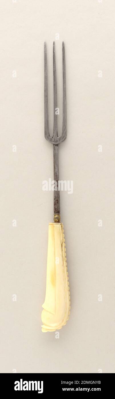 Forcella, avorio, acciaio, oro (?), forcella lunga a tre punte, (sostituzione). Stelo tubolare sottile. Manico in avorio a forma di pistola con bordo superiore in crespatura con bordino, pannello sfaccettato di fronte; imbottitura dorata., forse Germania, ca. 1675–1700, posate, arti decorative, forchetta Foto Stock