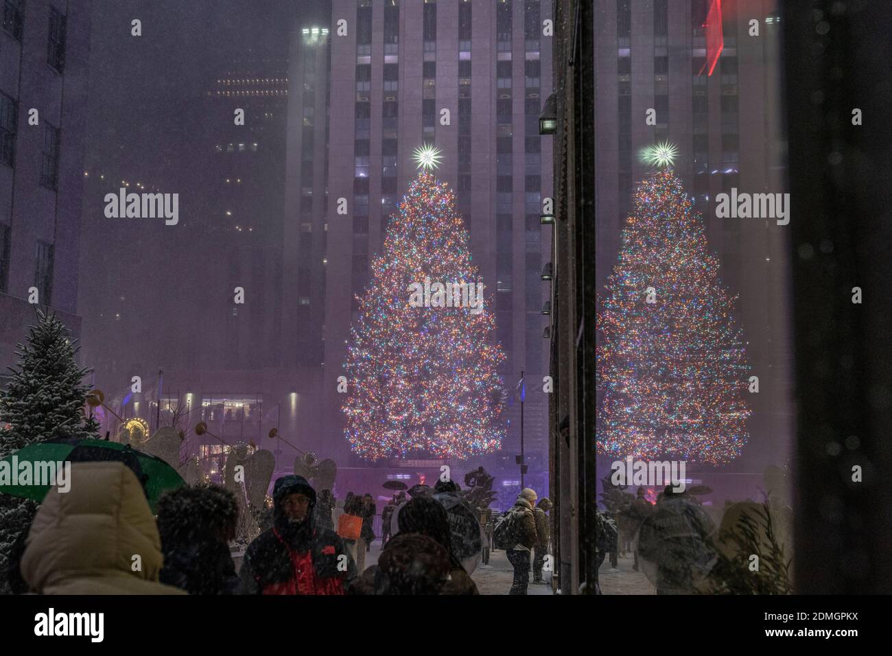 New York, NY - 16 dicembre 2020: Neve pesante e vento alto come prima tempesta invernale della stagione ha colpito New York. Vista sull'albero di Natale del Rockefeller Center Foto Stock