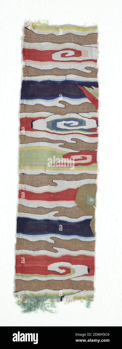 Badge Rank, Medio: Seta, tecnica metallica: Arazzo tessuto, frammento che mostra alcune piume contro uno sfondo nuvoloso., Cina, 15 ° secolo, tessuti tessuti, badge Rank Foto Stock