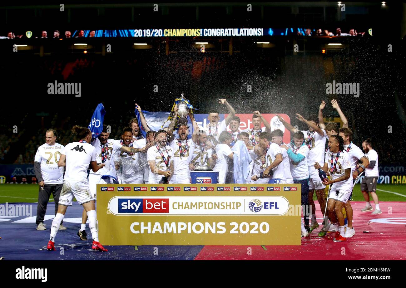 File photo datato 22-07-2020, i giocatori di Leeds United festeggiano mentre alzano il trofeo Sky Bet Championship dopo la partita a Elland Road, Leeds. Foto Stock