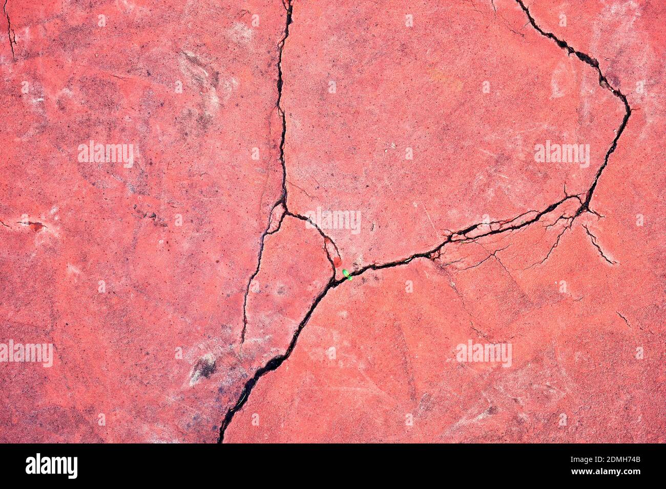 Crepa su uno sfondo rosso della vecchia parete esterna grunge Foto Stock
