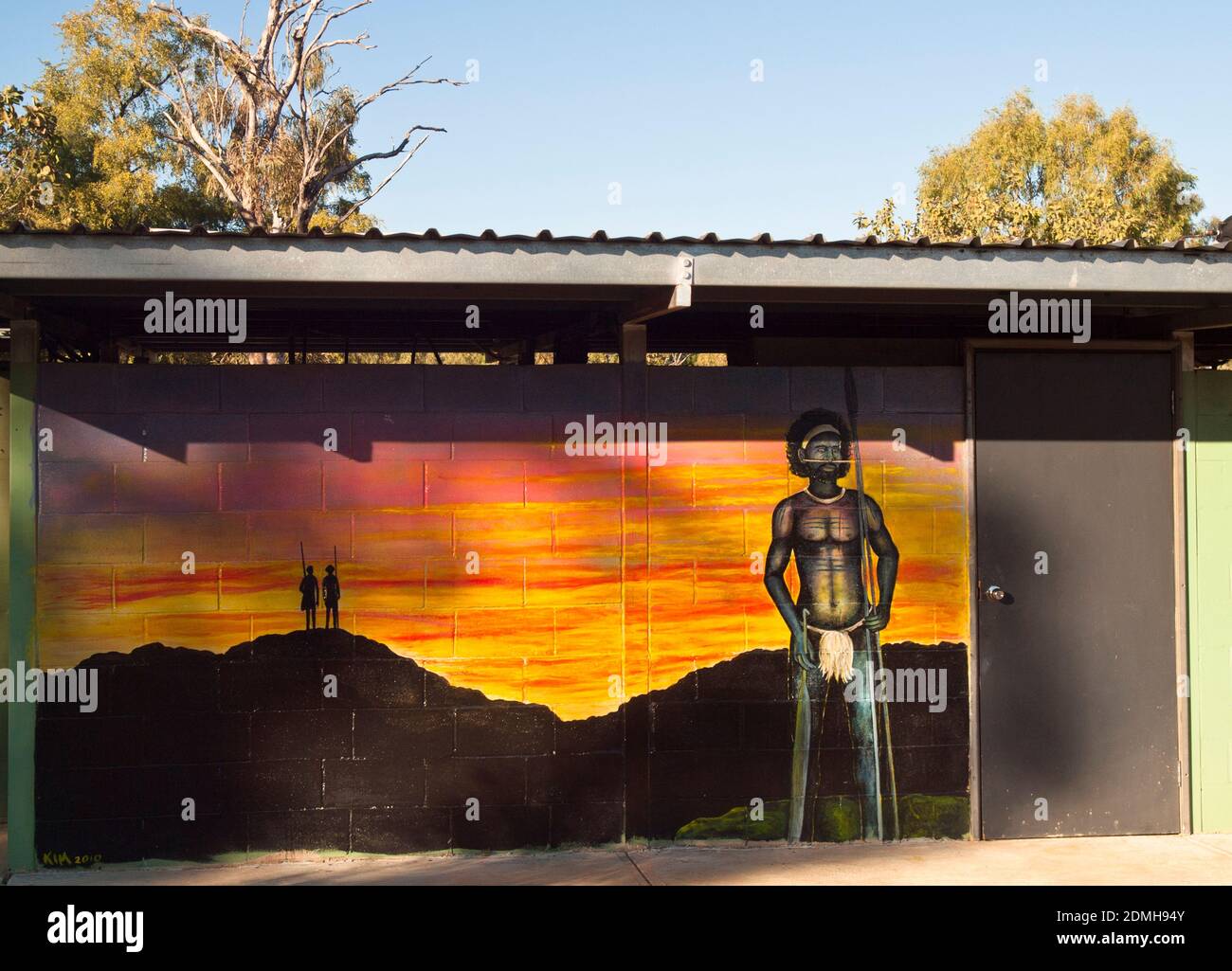 Murale raffigurante gli uomini aborigeni sul blocco di servizi al campeggio Walarra (Mt Hart), Wunaamin Conservation Park, West Kimberley. Foto Stock