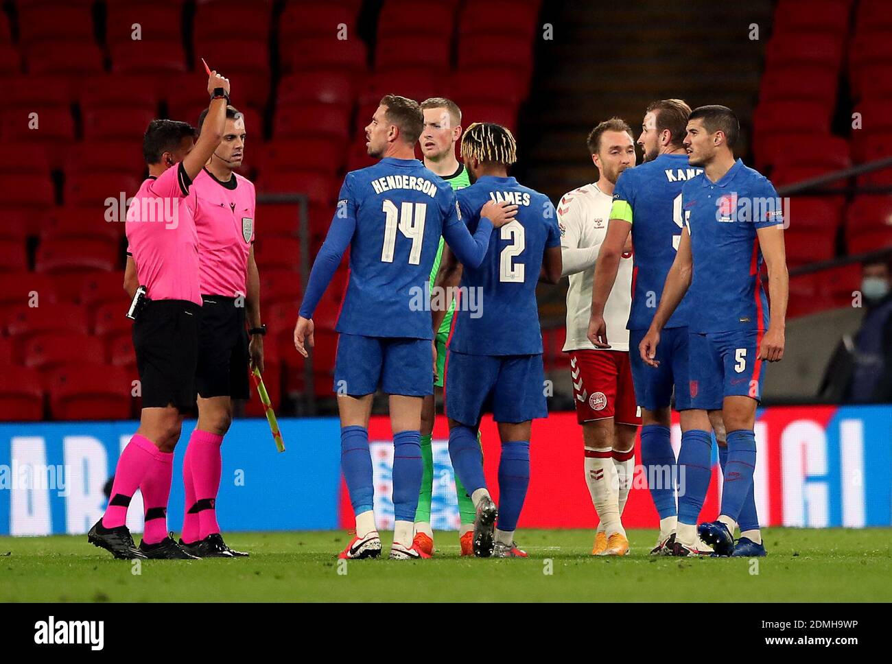 La foto del file datata 14-10-2020 del Reece James dell'Inghilterra è mostrata una carta rossa dall'arbitro Jesus Gil Manzano dopo il fischio finale della UEFA Nations League Group 2, League A match al Wembley Stadium di Londra. Foto Stock