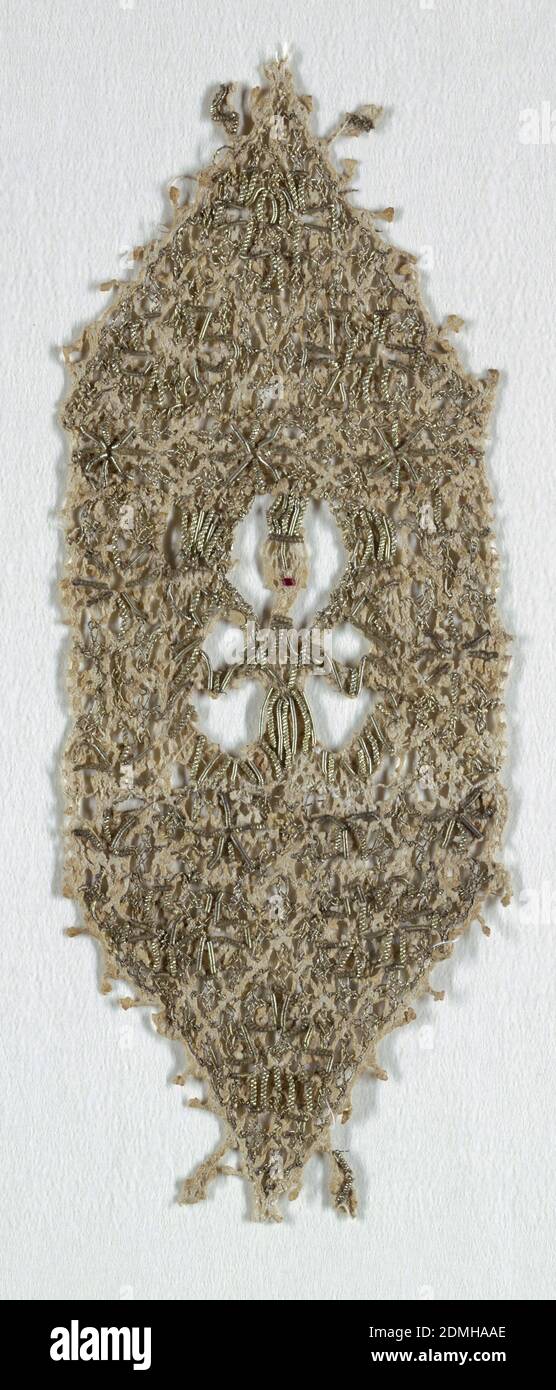 Frammento ed esagono, Medio: lino, filo metallico tecnica: Laccio ad ago, interlacciatura, il frammento è una fascia con bordo a linguetta triangolare. L'esagono racchiude una sirena centrata a doppia coda, Italia, XVI secolo, laccio, frammento ed esagono Foto Stock