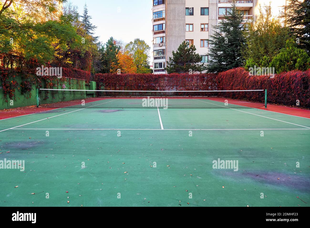 Campo da tennis all'aperto in terra battuta o con superficie dura con rete Foto Stock