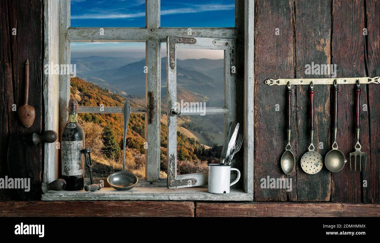 cucina rustica contadina con vista sul paesaggio attraverso una finestra di legno Foto Stock