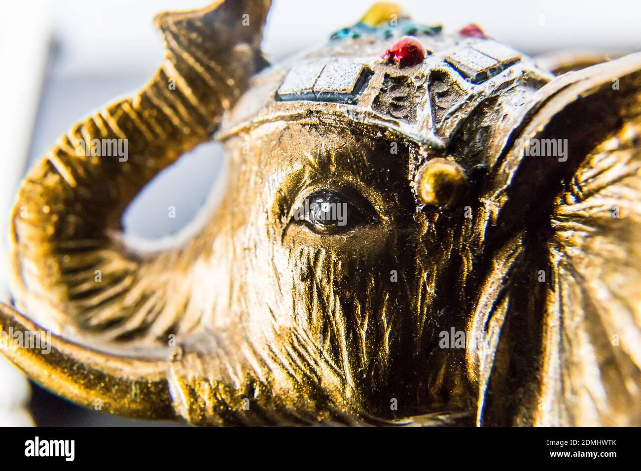 Un primo piano di una scultura ornamentale di elefante Foto Stock