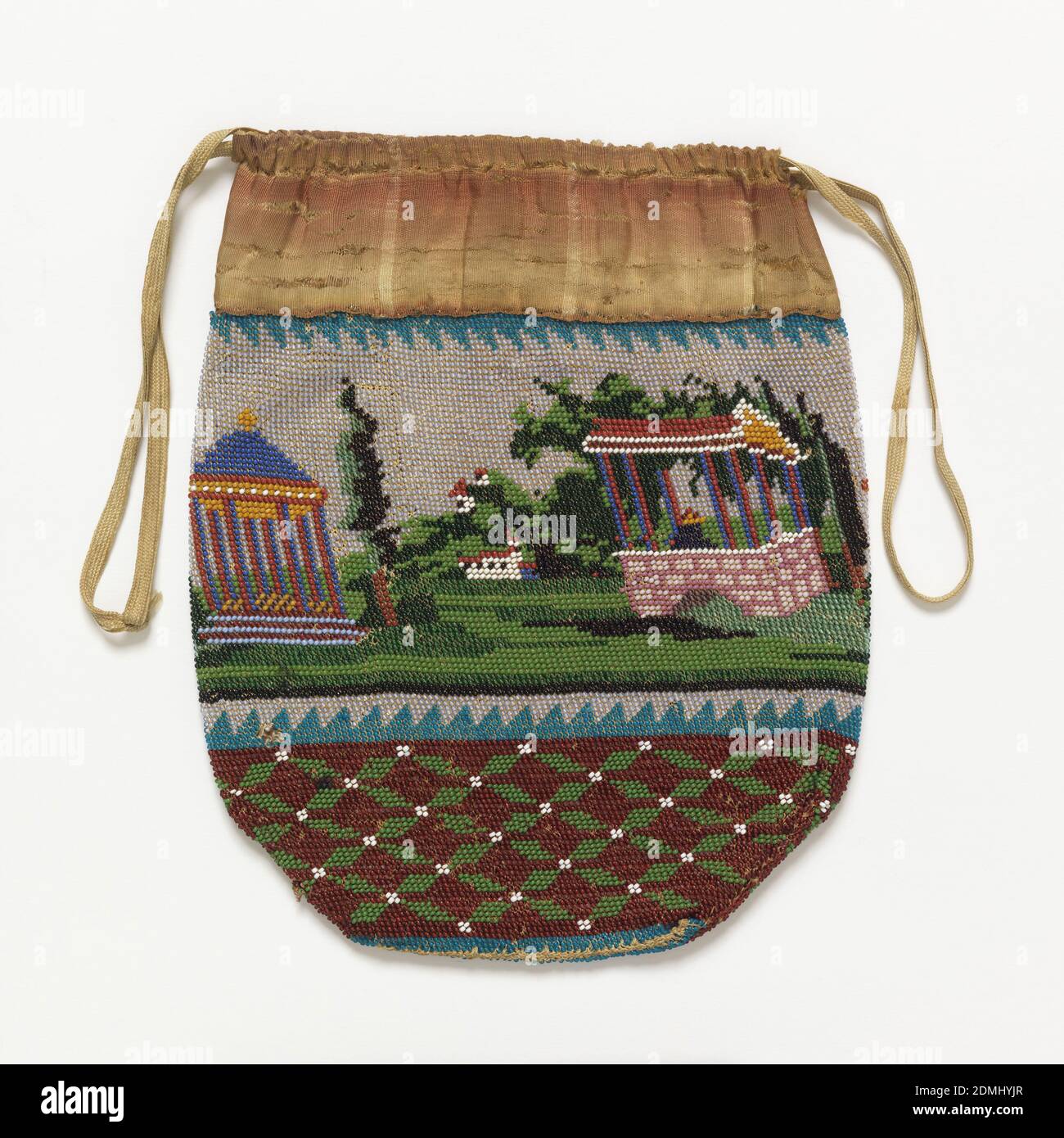 Sacchetto (sacchetto di tabacco), Medio: Perline di vetro, tecnica della seta: Lavorato a maglia incrociata di calcinetta; strung di seta con perline di vetro; lavorato come tubo a partire dal fondo etichetta: Seta lavorata a maglia con perline di vetro, sacchetto piccolo rifinito in alto con un coulisse. La banda centrale ha un paesaggio con follie architettoniche, incorniciate da bordi dentellati blu. Il fondo della borsa è marrone con reticolo verde., Germania, 1815–40, costume e accessori, sacchetto (sacchetto di tabacco Foto Stock