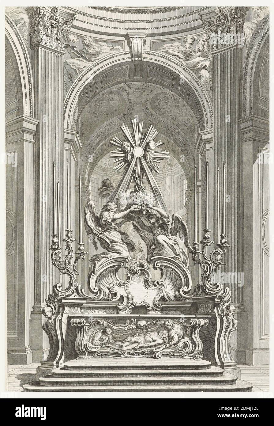 Projet pour le Maitre Autel de l'Eglise de St. Sulpice de Paris (disegno dell'altare maggiore della Chiesa di St. Sulpice di Parigi), Plate 109, in oeuvres de Juste-Aurèle Meissonnier (opere di Juste-Aurèle Meissonnier), Juste-Aurèle Meissonnier, francese, n. Italia, 1695–1750, Gabriel Huquier, francese, 1695–1772, Gabriel Huquier, francese, 1695–1772, incisione su carta bianca, scale che portano all'altare decorato con immagine di figura simile a Cristo; con figura femminile a destra e figura maschile a sinistra. Sopra, è possibile ammirare due figure che sostengono un libro; sopra di esse, una grande croce con putti e raggi solari Foto Stock