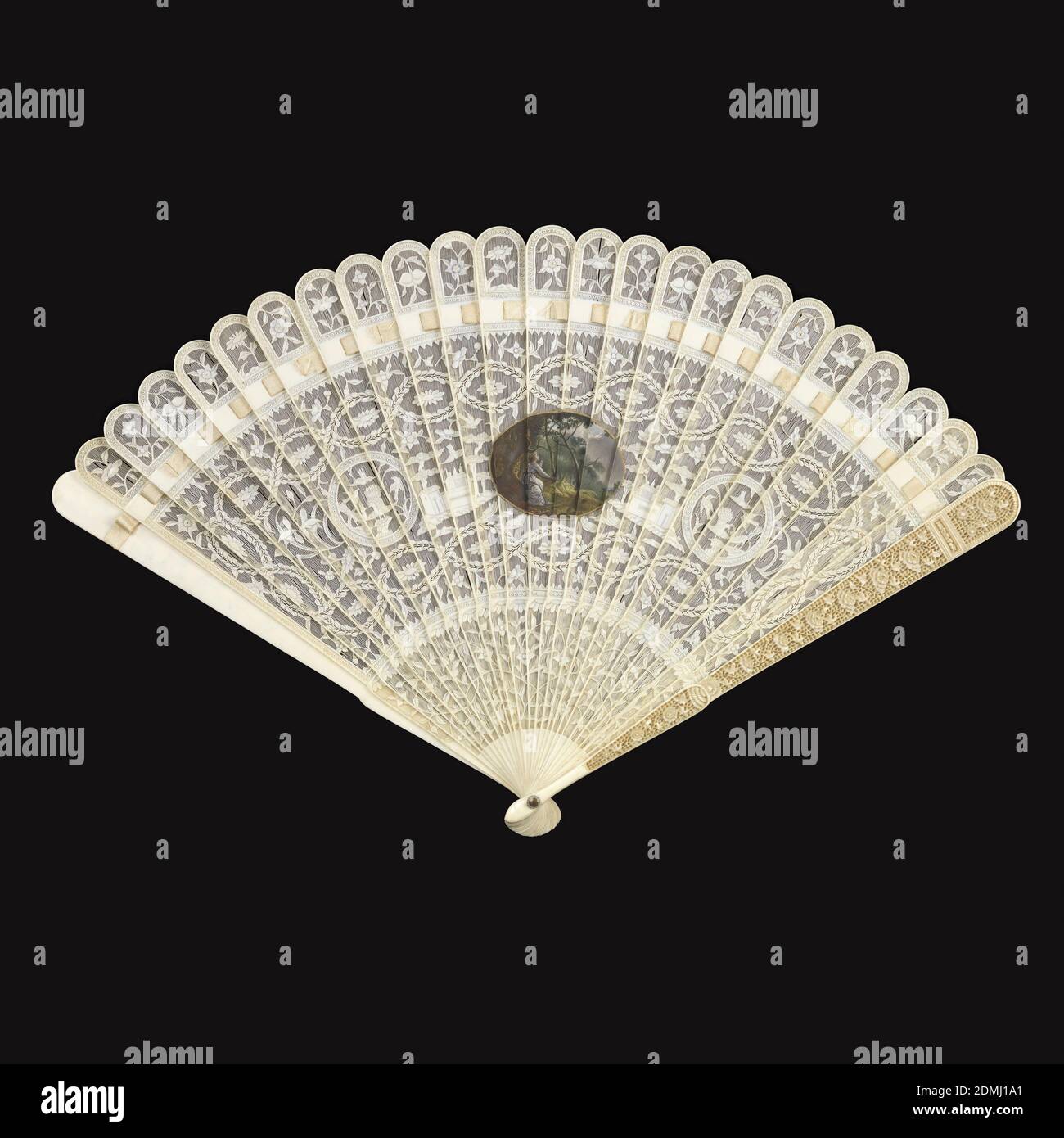 Brisé fan, scolpito, trafitto e dipinta bastoncini d'avorio, nastro di seta, Brisé fan con bastoni d'avorio, scolpito con ghirlature interlacciate, fiori, elementi architettonici, e pavoni in medaglioni. Al centro dell'oblio, un medaglione ovale è dipinto con una scena di una figura femminile in abito classico seduto in una foresta glen., Cina, 1780–1800, costume & accessori, Brisé fan Foto Stock