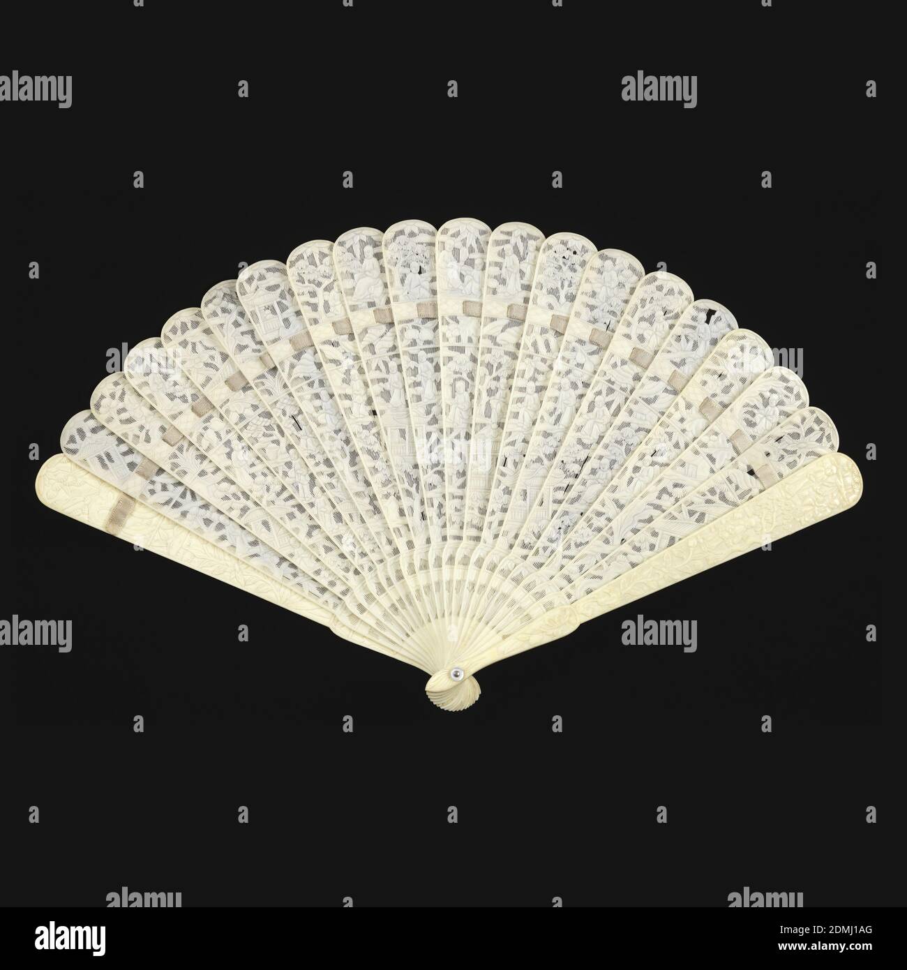 Brisé fan, bastoncini d'avorio intagliati, nastro di seta, Brisé fan. Bastoni d'Avorio scolpiti à jour con figure cinesi in un paesaggio. Nastro di seta, Cina, ca. 1830, costume e accessori, Brisé fan Foto Stock