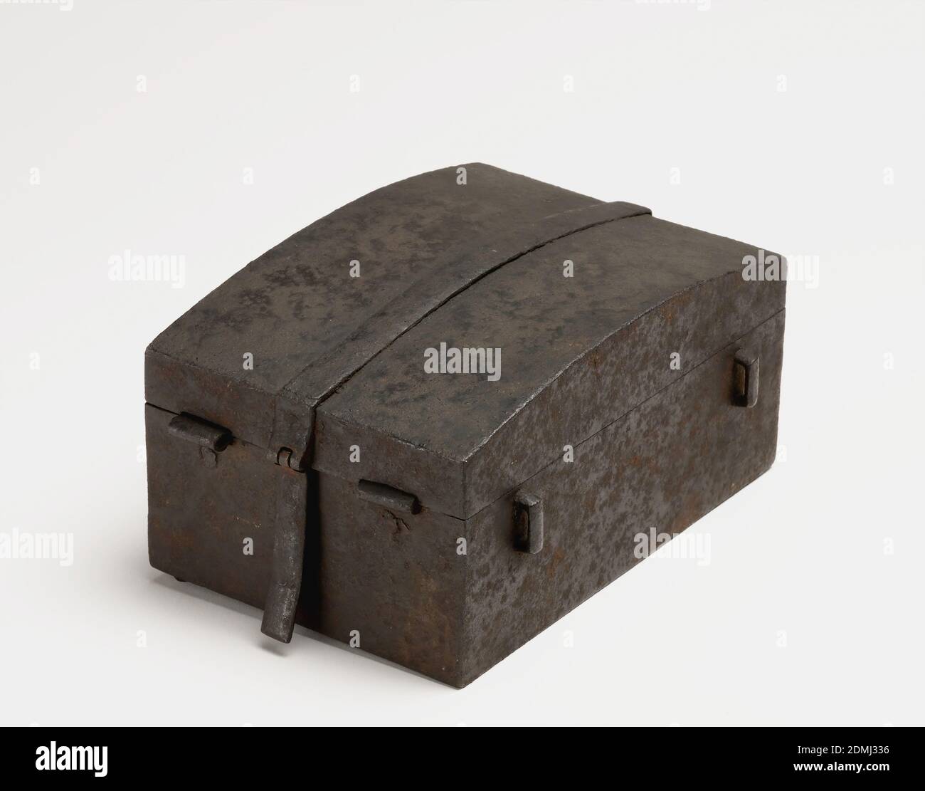 Cassaforte, ferro, forma rettangolare, due piccoli anelli quadrati su entrambi i lati; coperchio leggermente bombato incernierato sul retro, colmo che corre lungo il centro da davanti a dietro; lunga serratura incernierata sul davanti con linguetta sul retro., Europa, 15 ° secolo, metallo, arti decorative, cassaforte Foto Stock