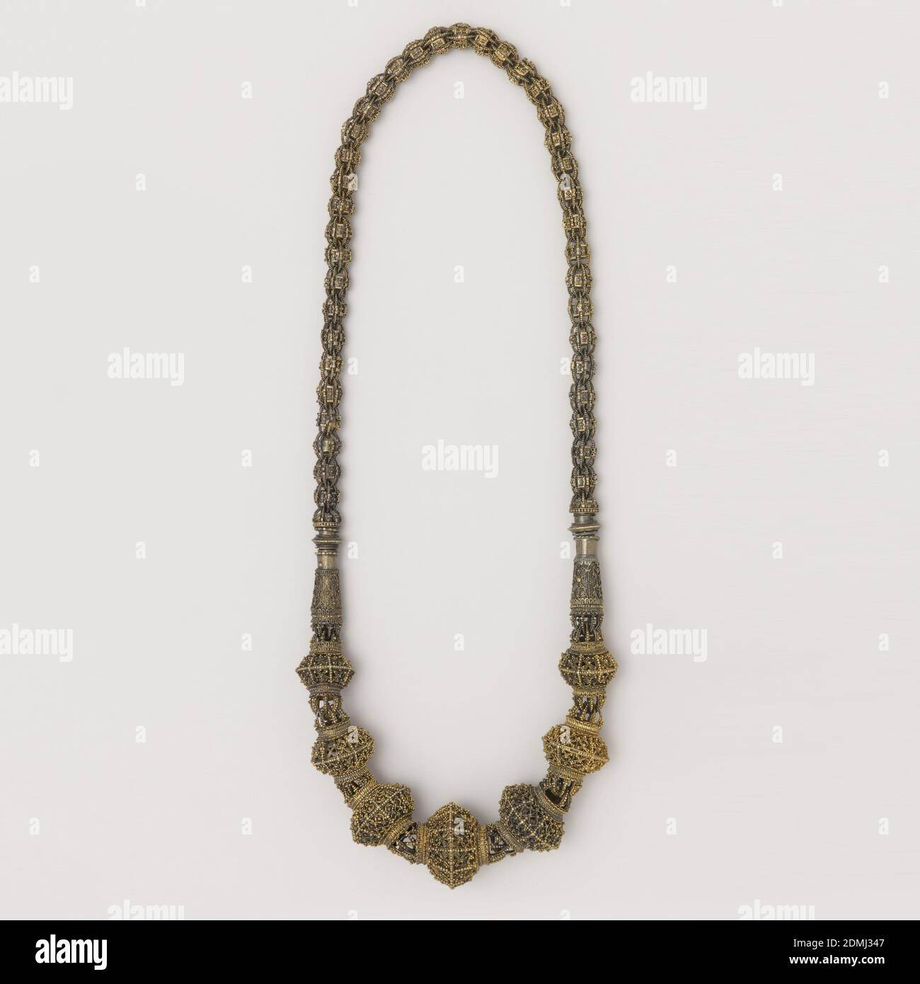 Cestello e divisorio, argento, cestello ovale (a) con lati di apertura e bordatura sul bordo superiore e inferiore. Quattro piedini a artiglio e sfera; maniglie angolari, divisorio (b): Due piastre d'argento, Amsterdam, Paesi Bassi, ca. 1820, lavorazione dei metalli, arti decorative, cesto e divisorio Foto Stock