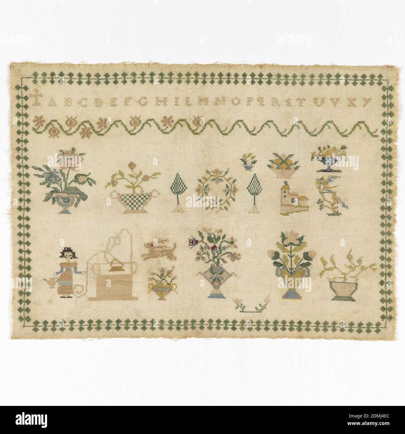 Campionatore, Medio: Ricamo di seta su fondazioni di lino tecnica: Punti a croce su tessitura piana, bordo stretto convenzionalizzato che circonda l'alfabeto, bordo a croce floreale e motivi staccati che includono una donna in un pozzo con fiori., Italia, 1800–1850, ricamo & cucendo, Sampler Foto Stock