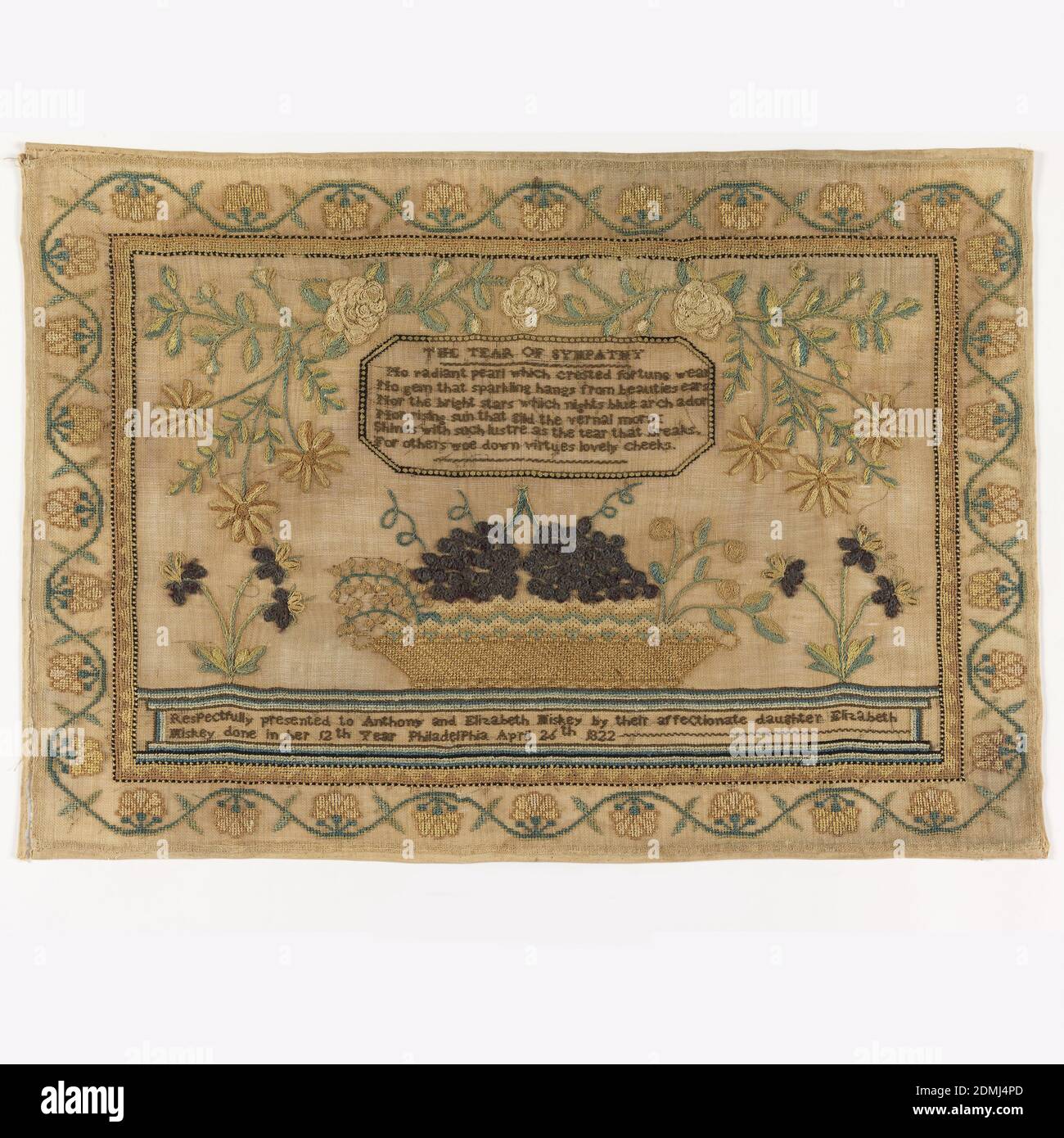 Sampler, Elizabeth Miskey, americano, b. 1811, Medium: Ricamo di seta e lana, tecnica di fondazione del lino: Ricamato in catena, gambo, rococo e punti a croce su fondazione di tessitura piana, un grande cesto di frutta circondato da spruzzi fioriti, e un versetto:, LA LACRIMA DI SIMPATIA, Nessuna perla radiosa che indossava la fortuna crestata, Nessuna gemma che luccicante pende dalle orecchie delle bellezze, non le stelle luminose che adornano l'arco blu della notte, non il sole che dorava la verna, brilla con tanta lucentezza come la lacrima che rompe, per altri guai giù le virtù belle guance Foto Stock