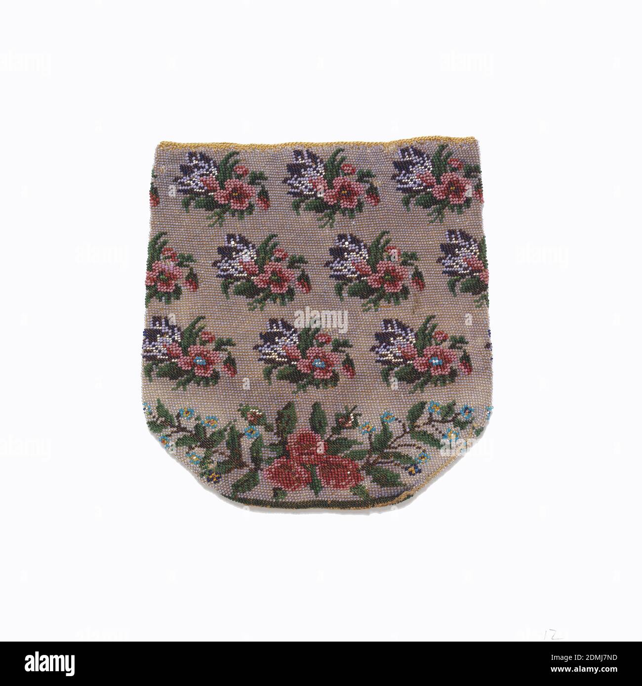 Borsa, Medium: Perline di vetro tecnica: Lavorazione a maglia con perline di vetro colorate in disegno di spray floreali staccati, su un terreno di perline irrigue., USA, metà del XIX secolo, costume & accessori, Borsa Foto Stock