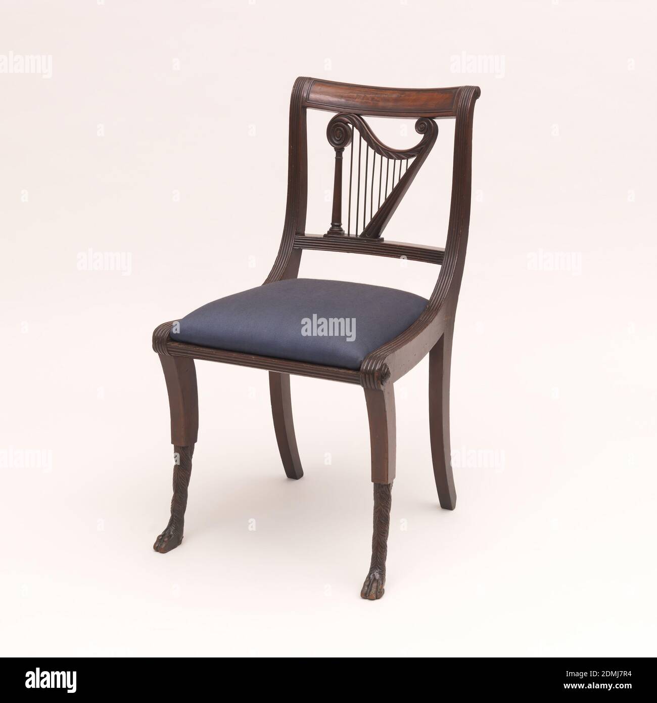Sedia laterale, legno (mogano), tessuto, la sedia con schienale con montanti a ribalta; corrimano superiore pannellato e ringhiera inferiore alettato, che racchiude la figura di un'arpa; gambe anteriori fuori curva, metà inferiore scavata per raffigurare gambe e zampe di animali coperte da pelliccia; seduta trapezoidale, blu scuro in cornice riedita., USA, ca. 1815, mobili, arti decorative, sedia laterale Foto Stock
