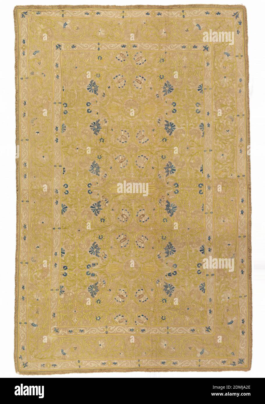 Copriletto, Medium: lino, seta tecnica: Ricamo in satin e cuciture a stelo, copriletto grande di lino color crema ricamato in giallo chiaro, giallo-verde, blu, rosa e seta bianca. Il disegno è disposto in un pannello centrale con un bordo stretto in corrispondenza del bordo. Il pannello centrale ha un disegno in scala naturale di viti curvanti simmetricamente disposte che terminano con teste di fiori, garofani, tulipani e gigli con uccelli occasionali nel fogliame. I confini hanno un modello di vite., Spagna, 18 ° secolo, ricamo e cucito, copriletto Foto Stock