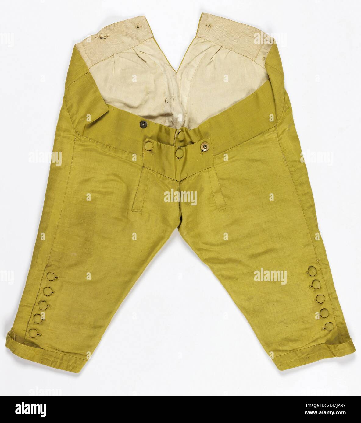 Coppia di braghe, Medium: Seta, fodera in lino, calzoni dell'uomo in seta a coste giallo-verde foderata di lino non tessuto. Bottoni auto-coperti ai lati della gamba e apertura anteriore., Francia, 1750–70, costume e accessori, paio di calzoni Foto Stock