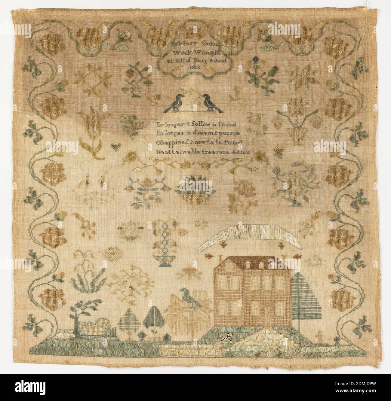Campionatore, Mary Cole, American, Medium: Ricamo di seta su fondazioni di lino tecnica: Ricamato in croce, satin, raso di superficie, rococo, e punti di gambo su fondamenta di tessitura semplice, UN paesaggio in fondo con una grande casa, alberi, e animali. Il terreno è pieno di motivi sparsi, all'interno di un bordo curvante di rosone. Al centro in alto una cartouche con l'iscrizione, e un verso al centro:, non più seguo un suono, non più un sogno che perseguo, o felicità ora di essere trovato, tesoro irraggiungibile Adieux, Ellisburg, Pennsylvania, USA, 1818, ricamo & cucire, Sampler Foto Stock
