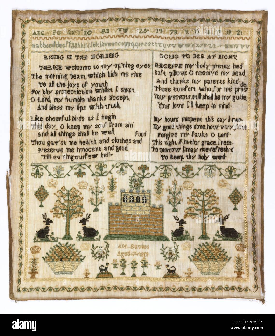 Campionatore, Ann Davies, Medium: Seta su lino tecnica: Ricamato in punti a croce e cretese su fondazione a tessitura semplice; punti contati, piccolo bordo floreale reversibile che racchiude 2 fasce di alfabeti e numeri in alto. Due versetti ('Rising in the Morning' e 'andando a letto di notte'). Firmato Ann Davies 7 1813 anni, 'Thrice Benvenuti ai miei occhi op'ning / il fascio del mattino che mi fa sorgere / a tutte le gioie della gioventù? Per la tua protezione mentre dormivo/ o Signore, i miei umili ringraziamenti accettano/ e benedono le mie labbra con verità.//come uccelli allegri come inizio/ oggi conservo la mia anima dal peccato Foto Stock