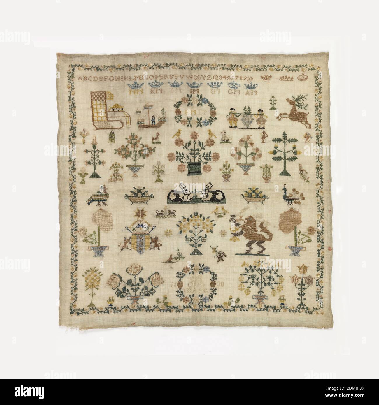 Campionatore, Medio: Ricamo di seta su fondazioni di lino tecnica: Ricamato in punti a croce su fondazione a tessitura piana, all'interno di un confine di vite acorno curvante, motivi isolati tra cui un alfabeto e monogrammi coronati, un paio di conigli affondati, e uno stemma della città di Amsterdam., Amsterdam, Paesi Bassi, 1830, ricamo e cucito, Sampler Foto Stock