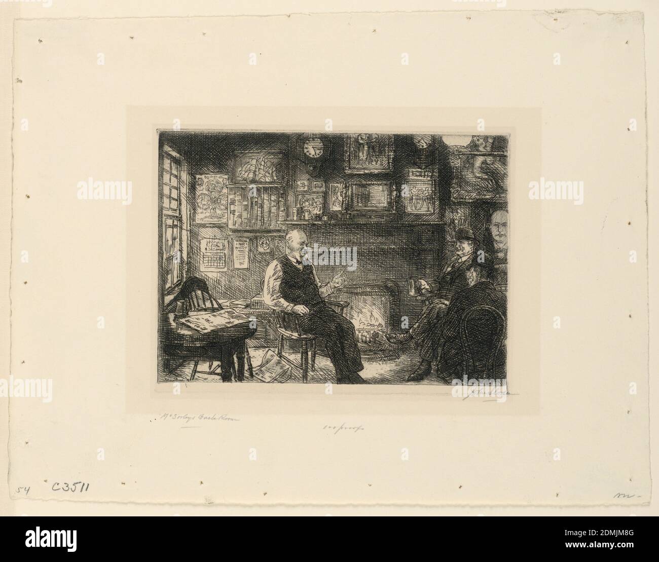 McSorley's Back Room, John French Sloan, cucina americana, 1871 – 1951, incisione su carta di wove biancastra, tre uomini si siedono intorno a un caminetto. Una finestra, a sinistra; immagini e un orologio sulla parete., USA, 1916, figure, Stampa Foto Stock