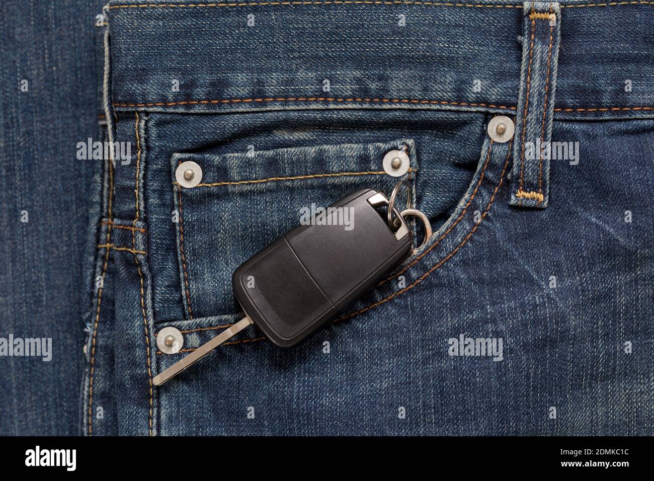 La chiave di accensione è giacente in tasca laterale di jeans blu. Lo stile di vita moderno. Foto Stock
