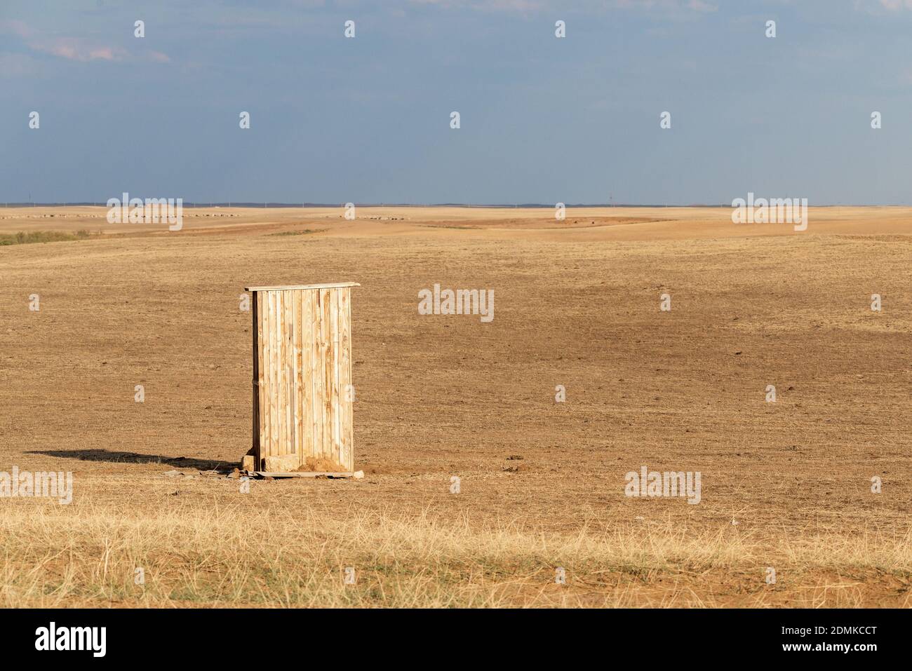 Fotografia di un vecchio edificio rurale o servizi igienici in steppa. Edificio singolo in legno. Foto Stock