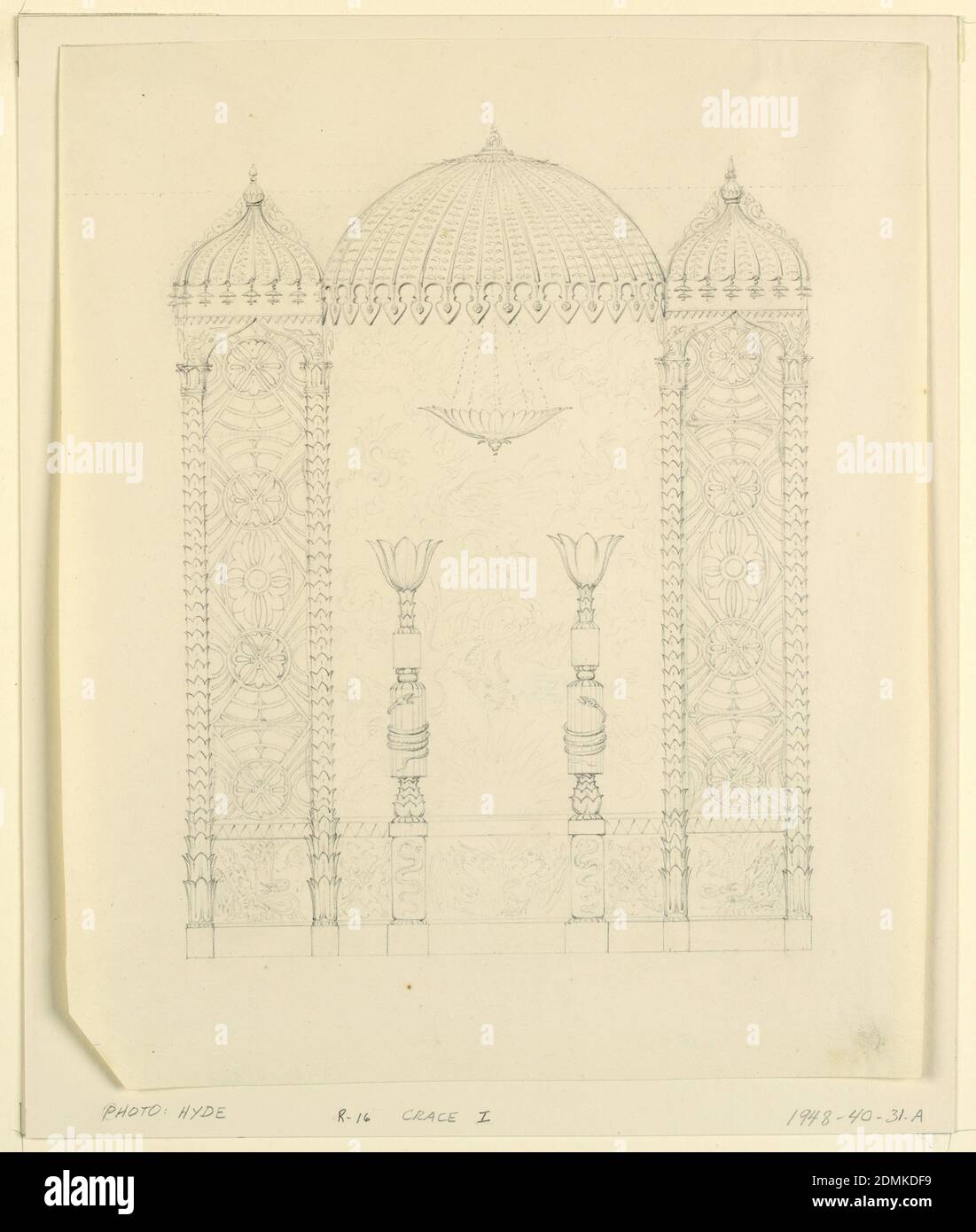 Standard e decorazione a parete, Sala banchetti, Royal Pavilion, Brighton, Frederick Crace, Inglese, 1779–1859, grafite su carta wove bianca, decorazioni a forma di tettoia di design indiano con ampi scomparti affiancati da due stretti, ciascuno sormontato da cupole. Le sezioni strette hanno colonne con alberi frondosi, lo spazio tra riempiti di motivi floreali geometrici. Figure di luci appese al centro., Inghilterra, 1817, architettura, interni, disegno Foto Stock
