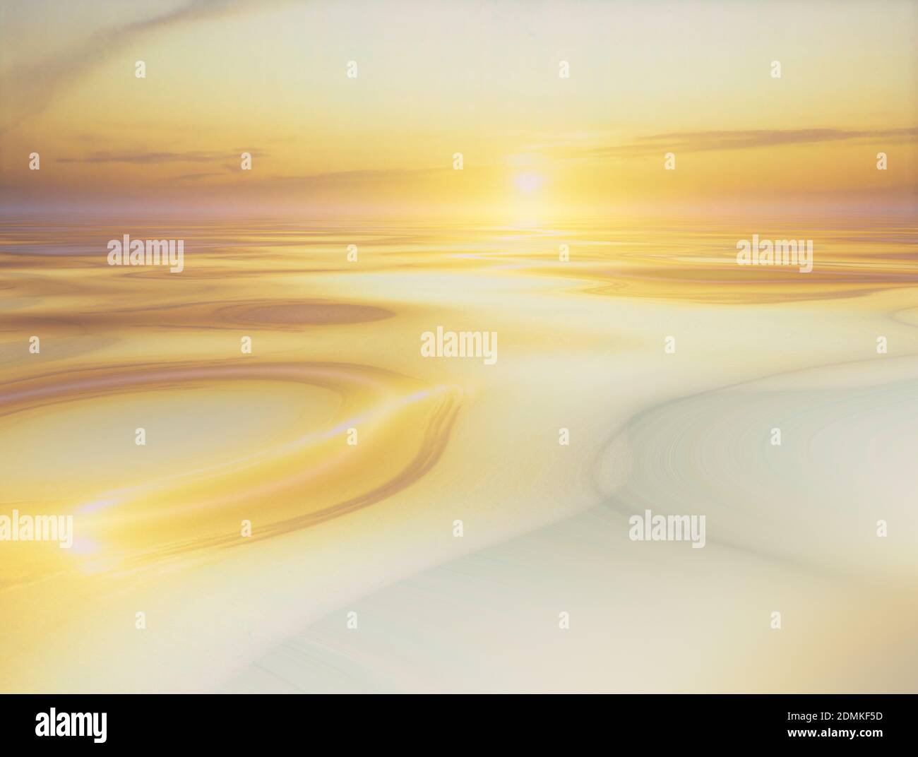 L'alba dorata o il tramonto si riflettono su acque calme Foto Stock