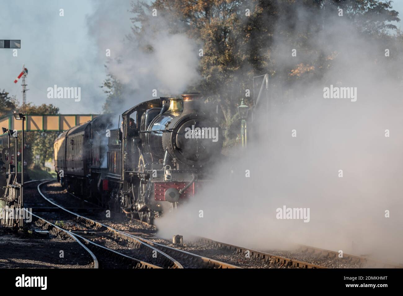 BR 'manor' 4-6-0 No. 7822 'Foxcote Manor' e BR '5101' 2-6-2T No. 5199 aspettano a Rotley sulla Ferrovia Mid-Hants durante il loro gala a vapore d'autunno Foto Stock