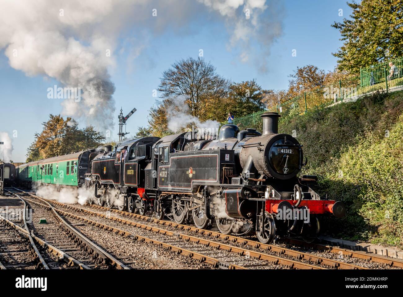 BR '2MT' 2-6-2T No. 41312 e BR '4MT' 2-6-4T No. 80078 partono da Rotley sulla Mid-Hants Railway durante il loro gala a vapore d'autunno Foto Stock