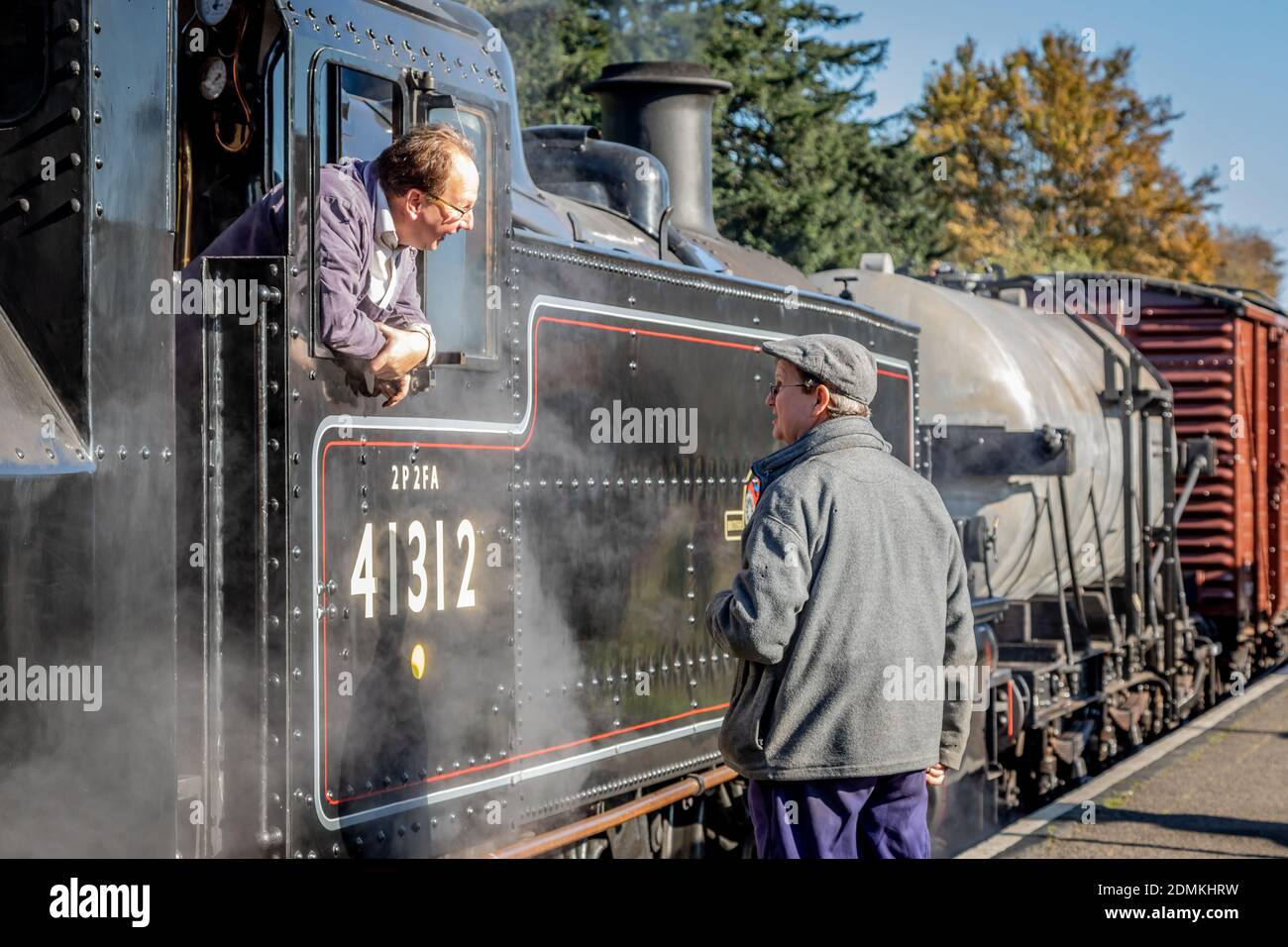BR '2MT' 2-6-2T No. 41312 attende a Rotley sulla Mid-Hants Railway durante il loro gala a vapore d'autunno Foto Stock