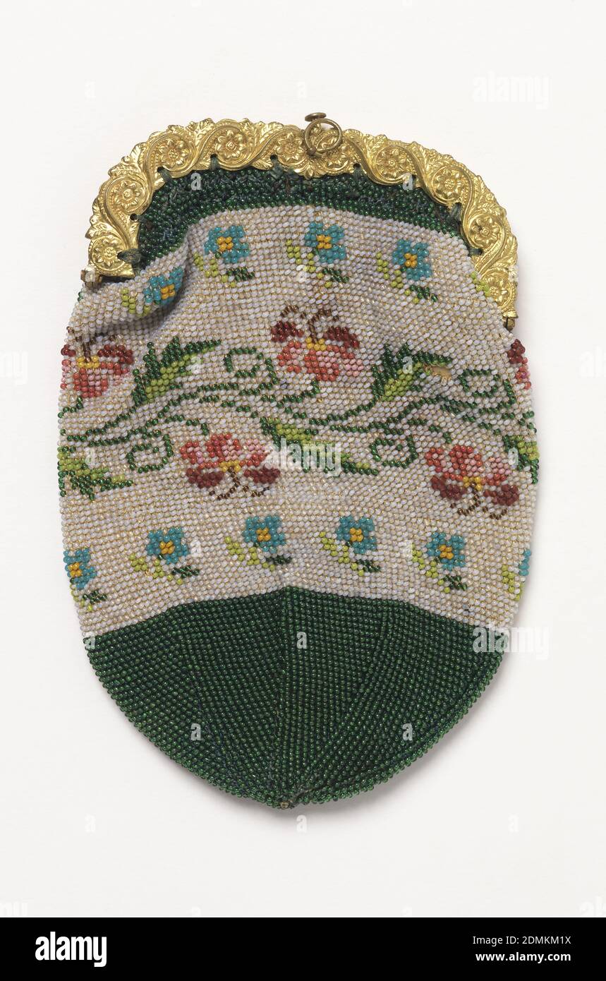 Sacchetto (sacchetto di tabacco), mezzo: Perline di vetro, tecnica di struttura metallica: Lavorazione a maglia con perline, terreno verde con banda bianca contenente una vite fiorita stilizzata in pink e verdi, fiancheggiata da file di blu dimentic-me-nots., USA, primi del 19 ° secolo, costume & accessori, sacchetto (sacchetto di tabacco Foto Stock