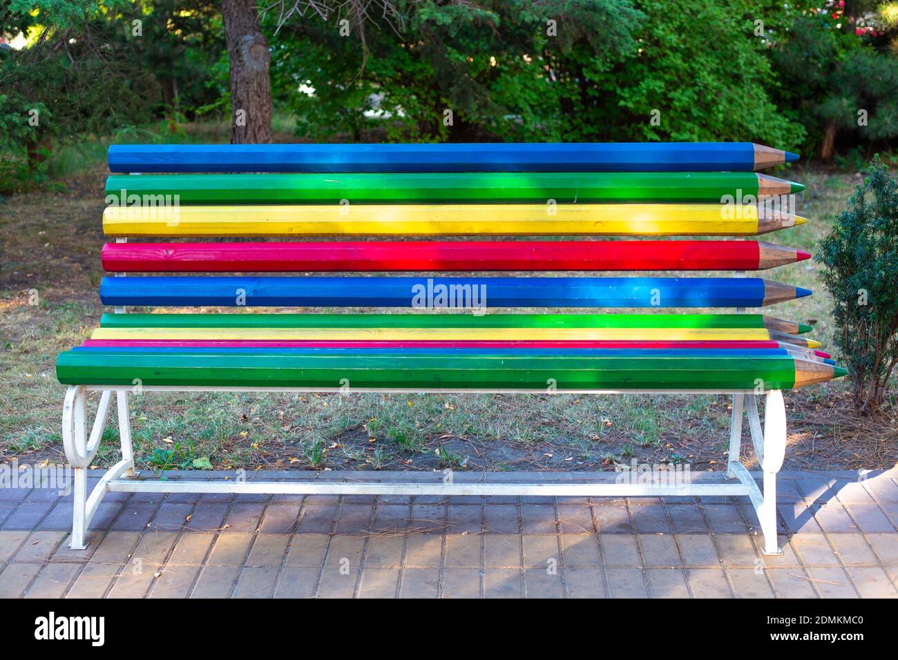 banco luminoso con tavole a matita. Un luogo dove rilassarsi nel parco. Arredamento e design Foto Stock