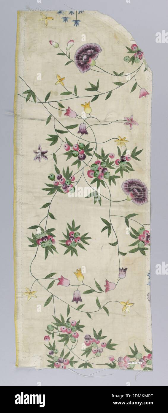 Frammento, medio: Seta; tempera tecnica: Stampata e dipinta su tessitura piana, terreno bianco con disegno di steli intrecciati sottili con grandi petali scottati e fiori a campana, bacche e foglie in verde, giallo, rosa scuro, viola e blu., Cina, XVIII secolo, tessuti stampati, tinti e dipinti, frammenti Foto Stock