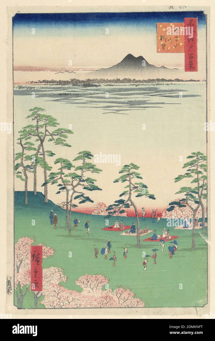 Vista verso nord dalla collina di Askua (Askua-yama Kita no Chobo) dalla serie cento viste famose di Edo, Ando Hiroshige, giapponese, 1797–1858, stampa a blocchi di legno in inchiostro colorato su carta, questa scena primaverile mostra molti visitatori che celebrano la fioritura dei ciliegi picnicking su coperte e ammirando i petali rosa. Lo sfondo appena sotto la silhouette del Monte Tsubuka è un risone. Le ombre grigio chiaro suggeriscono la crescita di giovani piante di riso. Questa scena raffigura una terra che alla fine diventerà il primo parco pubblico del Giappone., Giappone, 1856, Paesaggi, Stampa Foto Stock