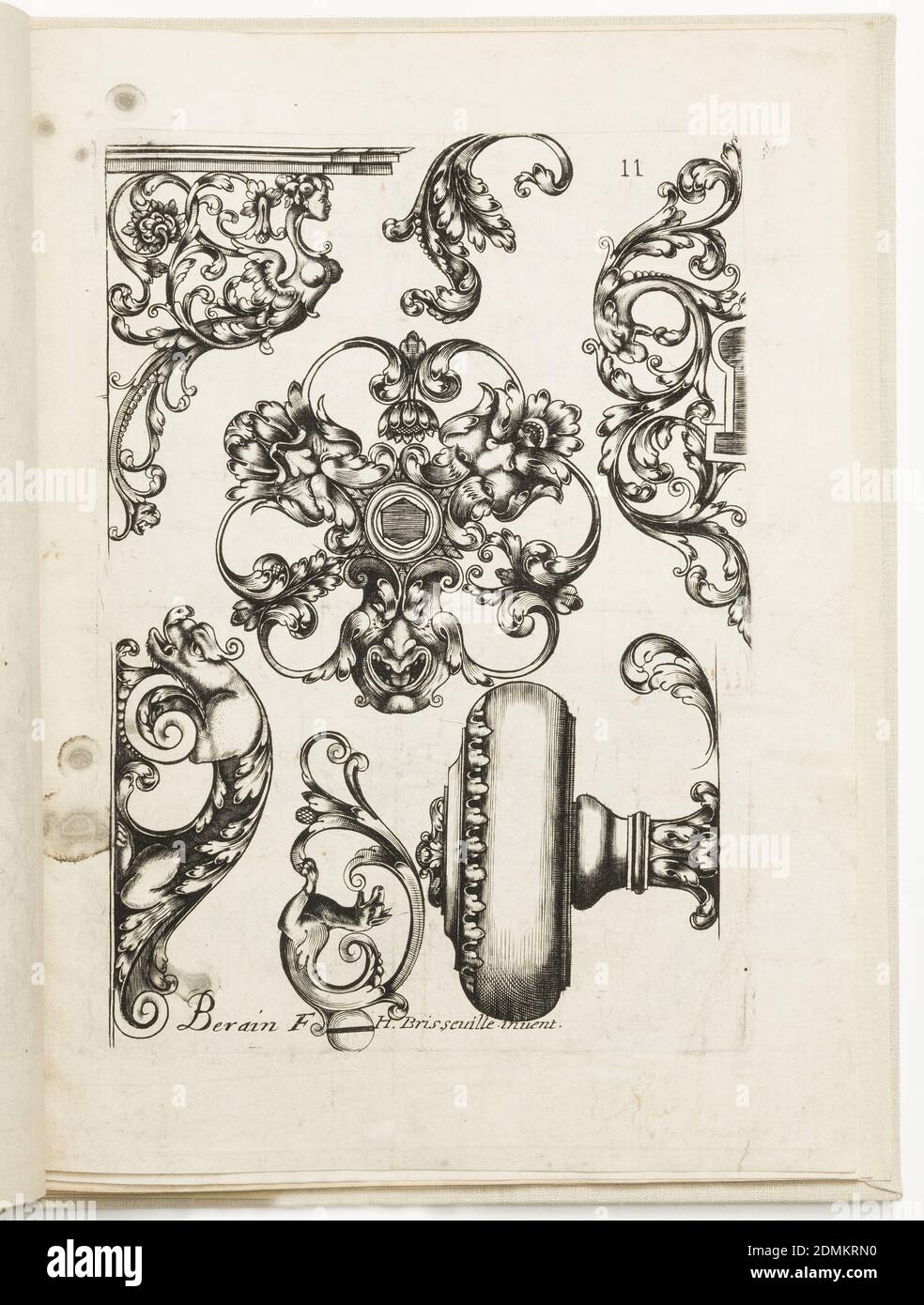 Plate 11, from devoses pièces de serruriers (disegni vari per Locksmiths), Jean Bérain, The Elder, French, 1640 - 1711, Hugues Brisville, French, Active ca. 1663, Nicolas Langlois, francese, 1640 - 1703, incisione su carta a fogli, rettangolo verticale che mostra disegni per una varietà di oggetti di metallo. A destra, metà di una cescheon; a sinistra, una parentesi; sotto, un manico., Francia, 1662, album (rilegati) e libri, Stampa Foto Stock