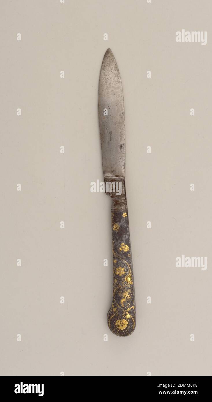 Coltello pieghevole, acciaio, argento, oro, ottone, lama a foglia, manico piatto a pistola decorato con ammortizzazione floreale in argento con fiori d'oro e cupola con arco e freccia. La lama si ripiega nella maniglia, i rivetti in ottone sulla maniglia, probabilmente Carlsbad, Germania, ca. 1700, posate, arti decorative, coltello pieghevole Foto Stock