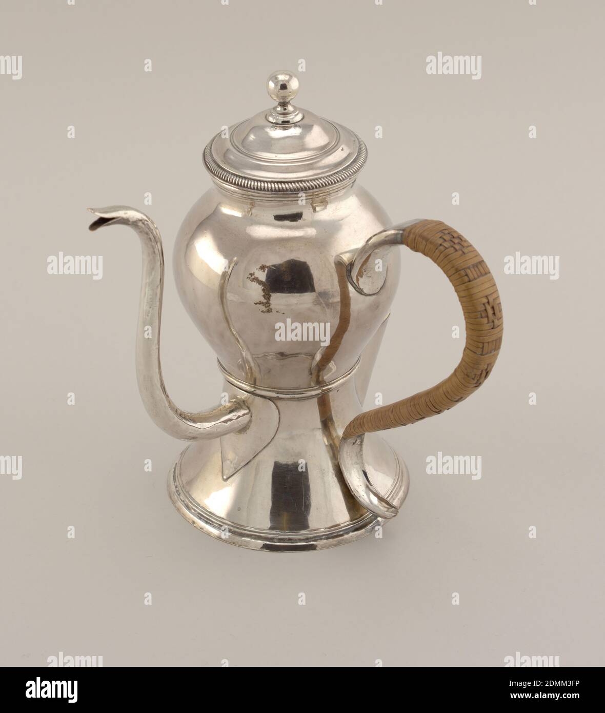 Argyle, rame, argento, vimini, corpo a forma di capra, stampaggio a ribalta centrale; coperchio a cupola con finitura a sfera; beccuccio lungo e stretto curvo a S; manico curvo a S rivestito di vimini; beccuccio a cuneo con coperchio incernierato che si oppone ad un altro beccuccio (per riempire lo scomparto inferiore con acqua calda)., Sheffield?, Inghilterra, 1775–1800, lavorazione dei metalli, Arti Decorative, Argyle Foto Stock