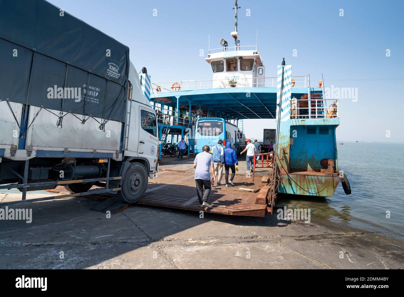 Traghetto Dinh Vu, Hai Phong City, Vietnam - 13 novembre 2020: I turisti prendono il traghetto Dinh Vu, per l'isola Cat Ba, Hai Phong City, Vietnam Foto Stock