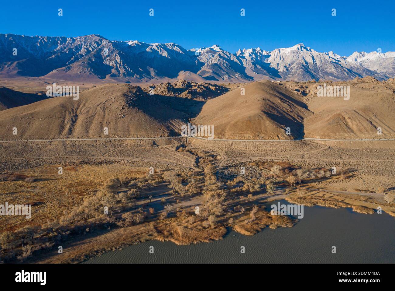 LONE PINE, CALIFORNIA, STATI UNITI - Dic 14, 2020: L'acquedotto di Los Angeles segue un percorso orizzontale mentre attraversa la scommessa di Eastern Sierra Foothills Foto Stock