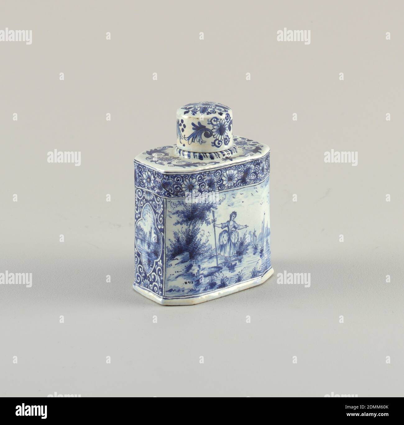 Tea Caddy, terracotta, latta-smalto, corpo rettangolare con angoli smussati; collo circolare diritto, coperchio piatto; dipinto in blu sottigliato su bianco su 2 lati con fichi, sui lati più corti con riserve di barche a vela su fondo motivo floreale, fascia floreale intorno al corpo superiore; Copertina dipinta con motivi floreali, Delft, Olanda, 1875–1900, ceramica, arti decorative, tea caddy, tea caddy Foto Stock