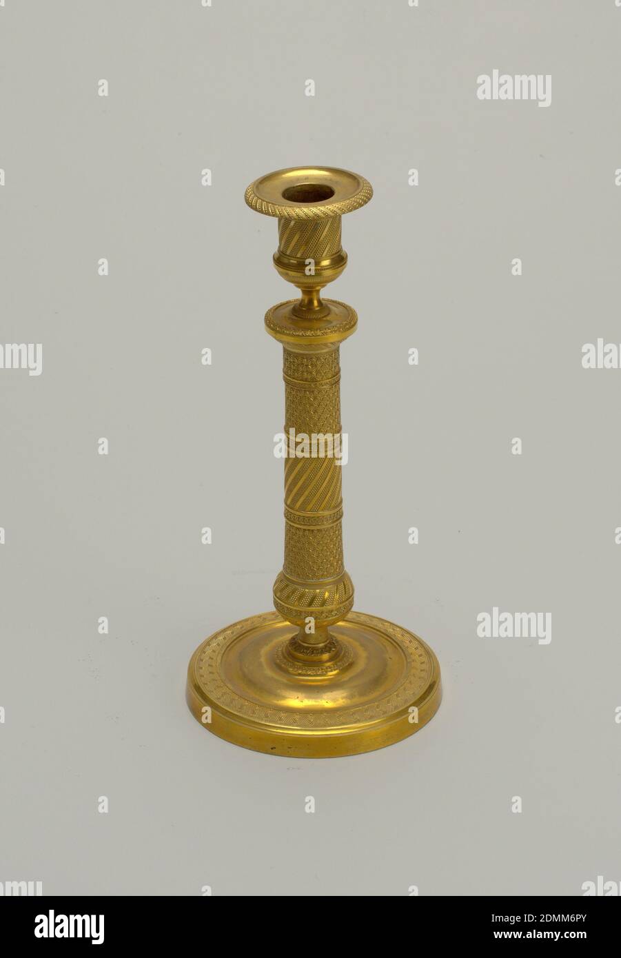 Candelabro, ottone dorato, decorato con fasce di motivi incisi a tutto tondo, in doratura opaca e lucida. In otto pezzi ciascuno, compreso il bobecco, con asta filettata nel centro., ca. 1830, metallurgia, Arti Decorative, Candlestick Foto Stock